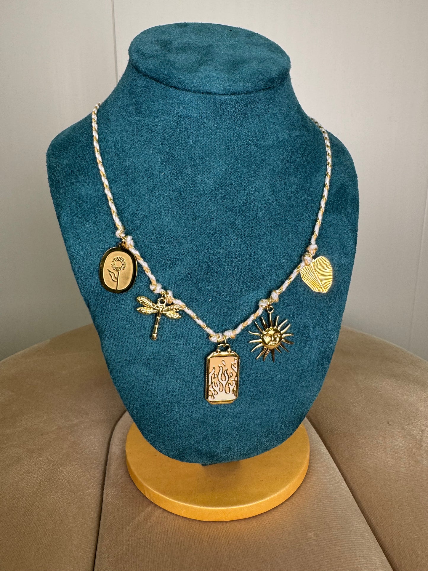 Collar Blanche
